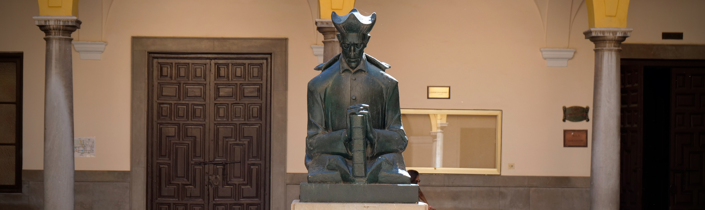 Estatua de Francisco Suarezio en la parte central de un patio interior de la Facultad de Derecho
